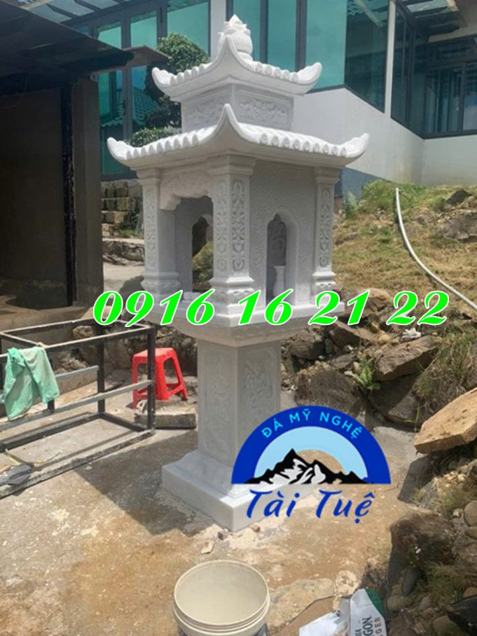 Mẫu cây hương thờ ngoài trời bằng đá trắng hai mái, chuẩn bị lễ vật tâm linh