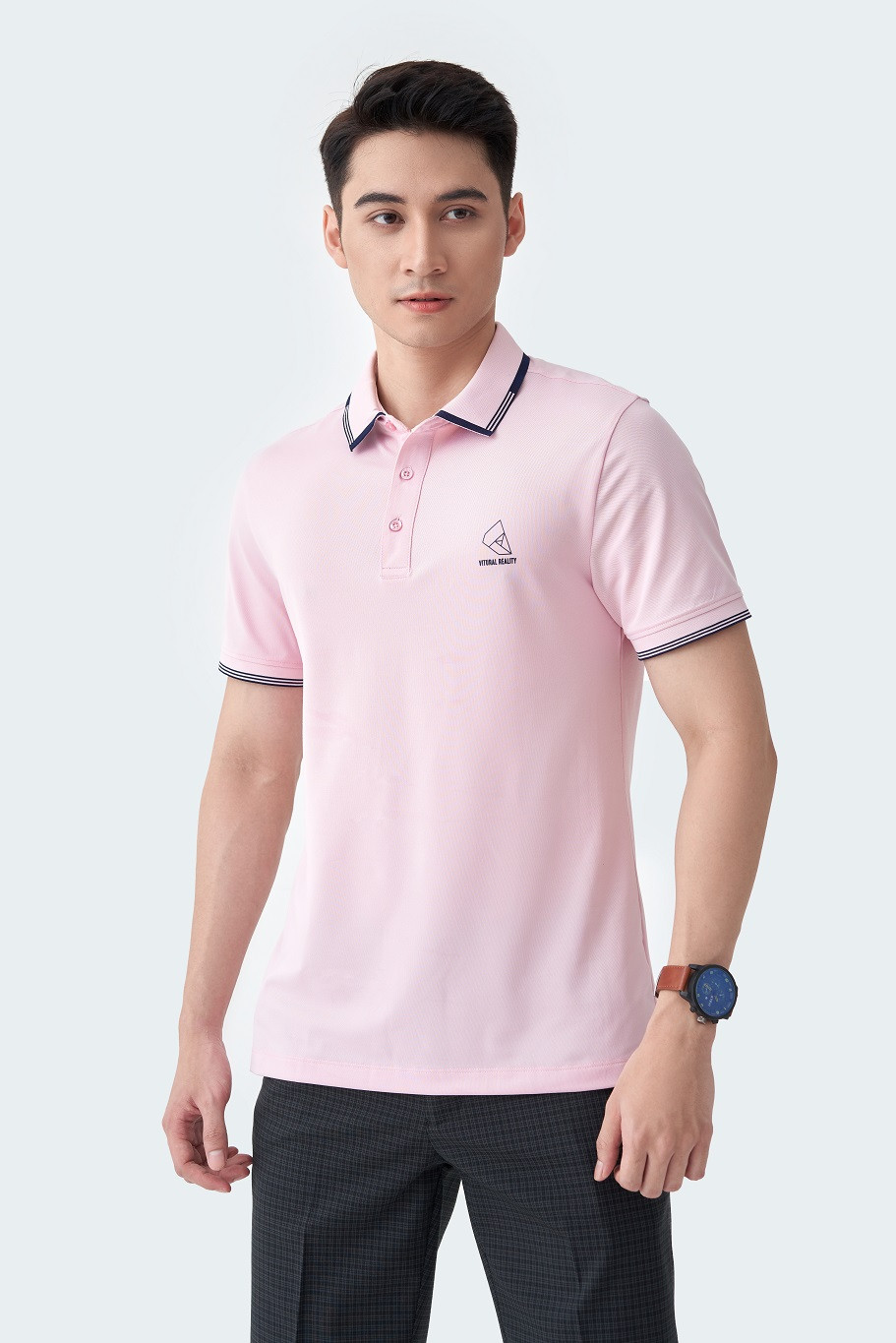 Màu hồng nhẹ nhàng cũng là lựa chọn phù hợp, mang lại sự cân bằng và may mắn cho người sinh năm 1986 mệnh Hỏa.