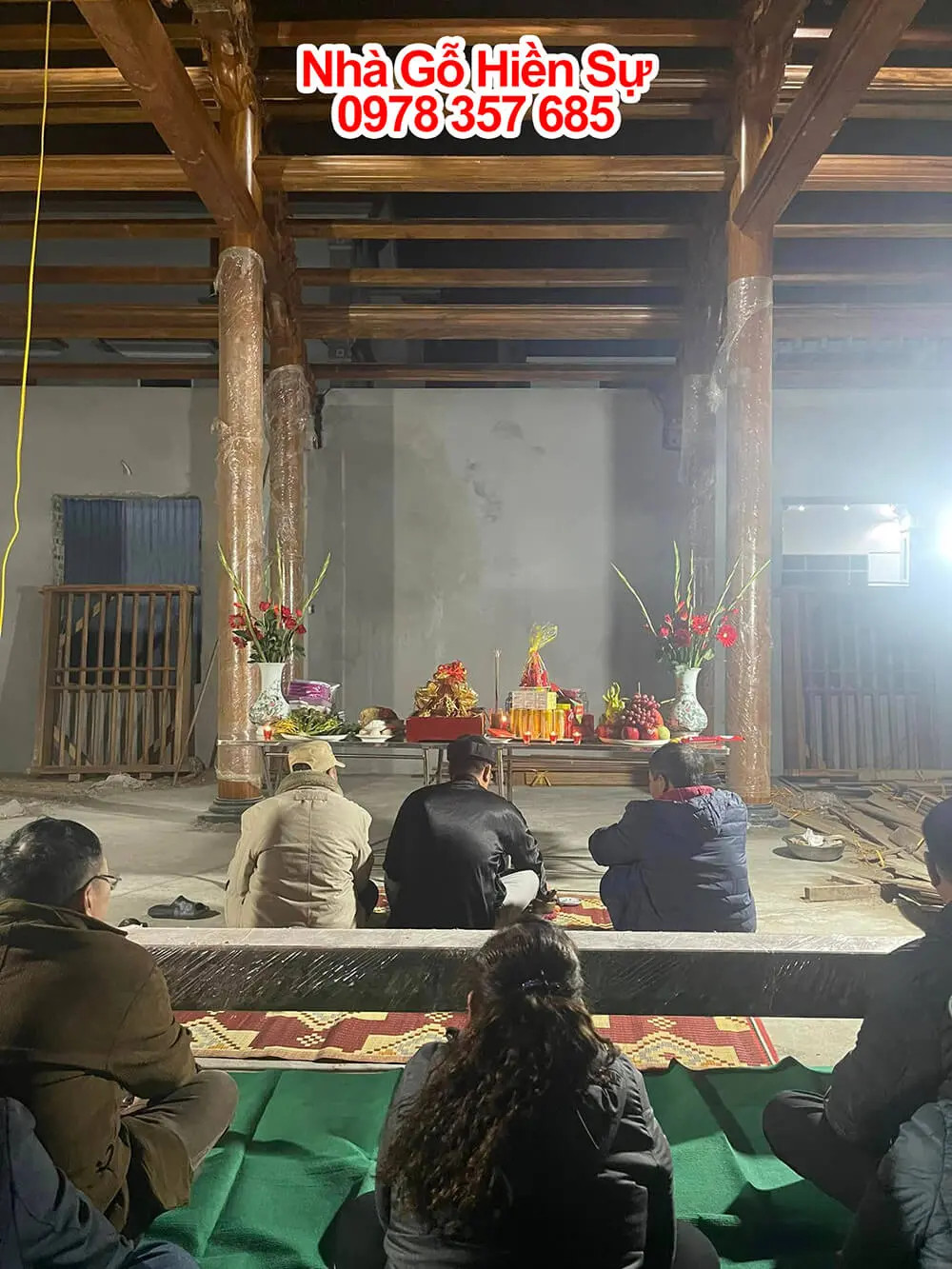 Mẫu văn khấn cất nóc nhà mượn tuổi chuẩn, đảm bảo tâm linh cho gia chủ.