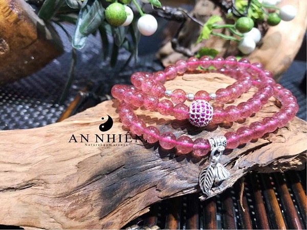 Mẫu vòng thạch anh dâu tây hồng đẹp mắt, phù hợp với người mệnh Hỏa và Thổ
