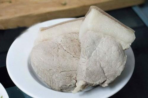 Món thịt lợn luộc nguyên miếng trên mâm cúng ông Công ông Táo