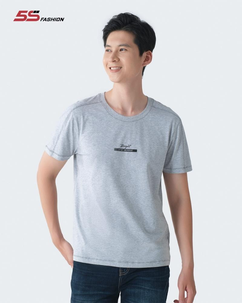 Một người đàn ông mặc áo phông trắng và quần jean xanh, với vẻ ngoài năng động