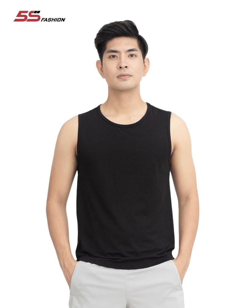 Một người đàn ông mặc áo tank top và quần short thể thao, phong cách năng động