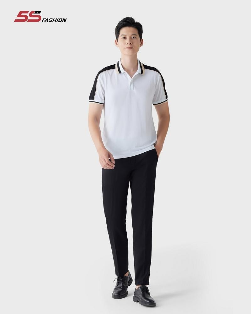 Một người đàn ông trẻ tuổi mặc áo polo trắng và quần âu màu be, thể hiện phong cách lịch lãm