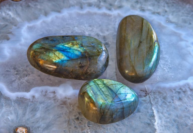 Một viên đá labradorite đặt gần cổ họng, hỗ trợ cải thiện sức khỏe đường hô hấp.