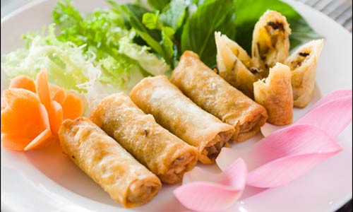 Nem rán chay vàng giòn, món ăn truyền thống cho mâm cúng chay Rằm tháng Giêng.