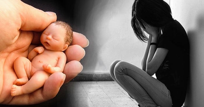 Nến thắp sáng lung linh, biểu tượng ánh sáng dẫn đường cho vong linh trong nghi lễ sám hối thai nhi tại nhà.