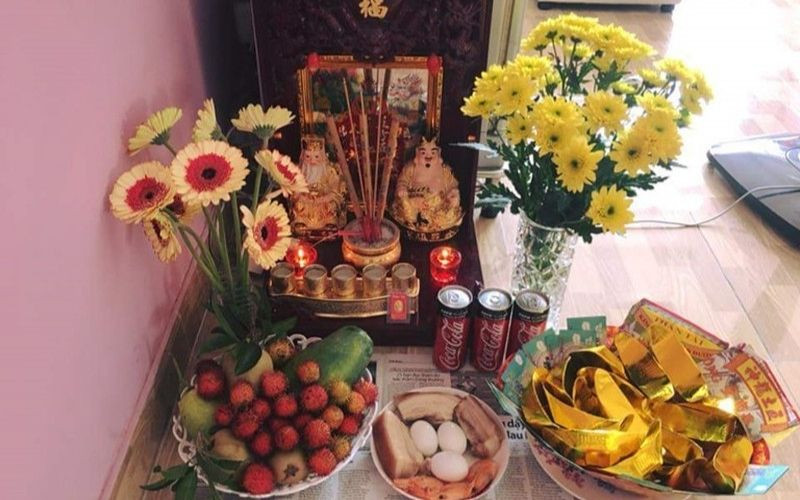 Nến và hương trên bàn thờ cúng Thần Tài vào buổi sáng sớm