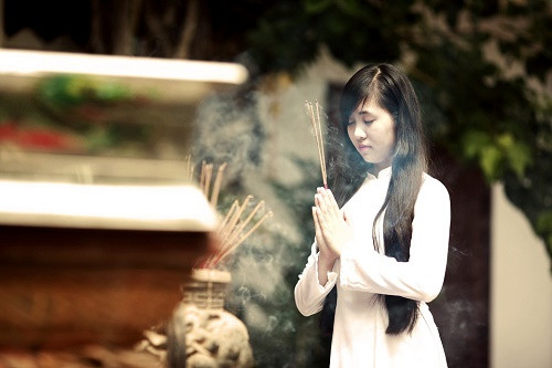 Nghi lễ cúng ban công đồng tại chùa với hoa quả