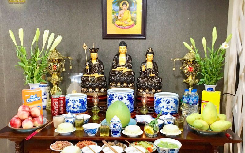 Nghi lễ cúng Phật trong lễ cúng rằm tháng 7 âm lịch với hương hoa và phẩm chay
