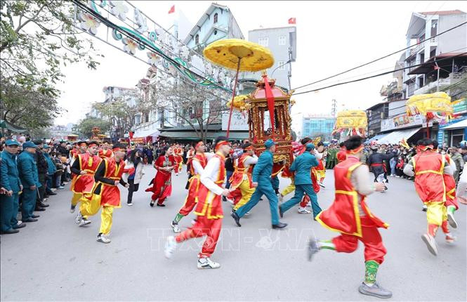 Nghi lễ quay kiệu trên đường rước trong lễ hội Đền Kỳ Cùng - Tả Phủ