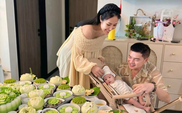 Nghi thức cúng đầy tháng truyền thống cho bé trai, thể hiện lòng thành kính