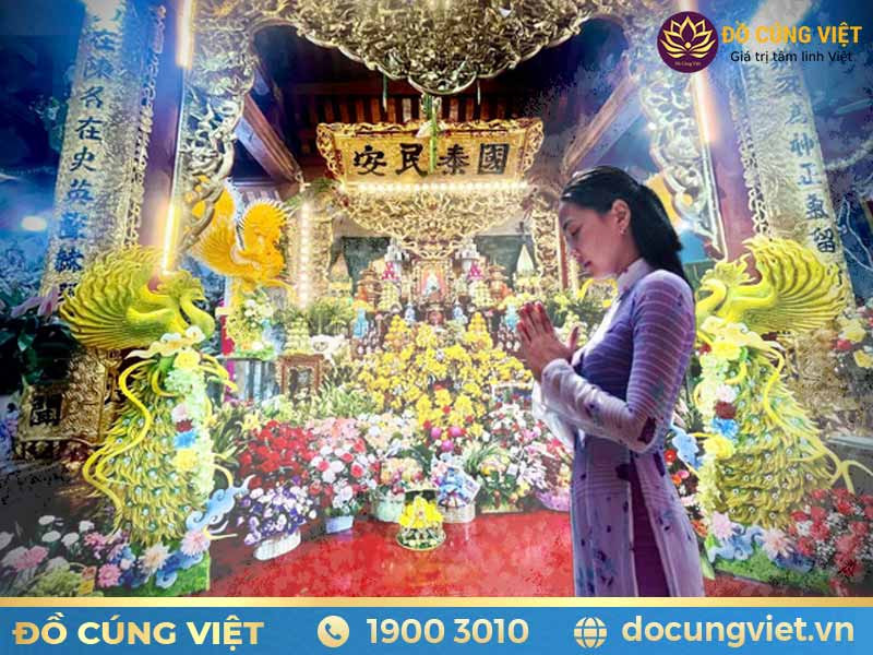 Nghi thức đi lễ và dâng hương tại Đền Cô Bé Chí Mìu