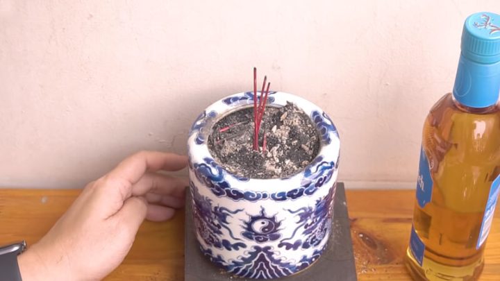 Nghi thức tỉa chân nhang bàn thờ