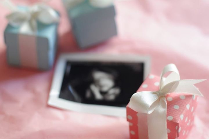 Ngôi nhà ấm cúng với mâm cúng Mụ đầy đủ lễ vật cho bé gái