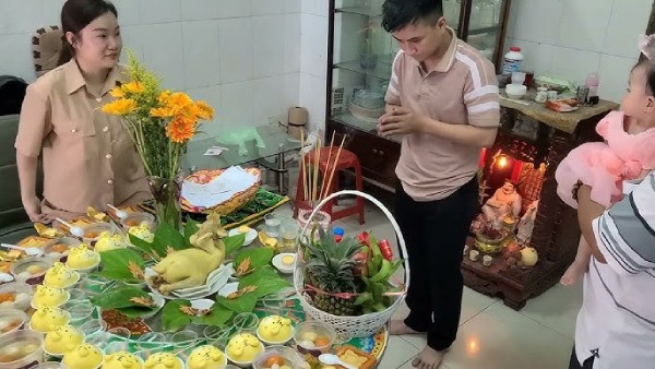 Người chủ gia đình thành tâm đọc văn khấn đầy tháng cho bé trai