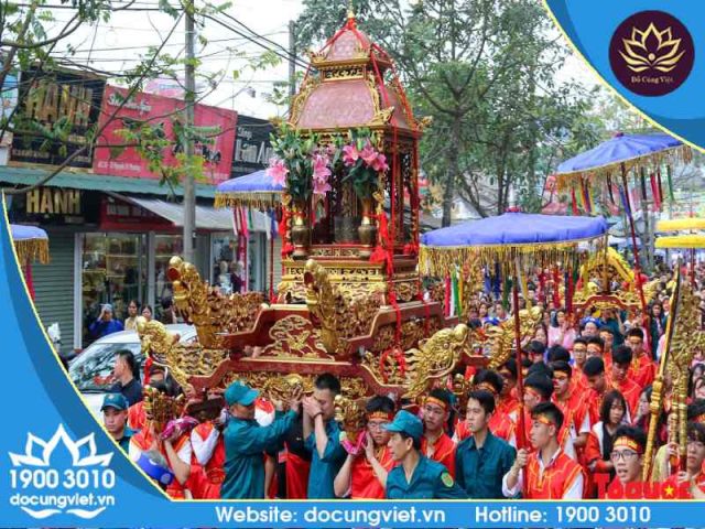 Người dân dâng hương tại đền phủ, thể hiện lòng thành kính và cầu nguyện bình an, tài lộc