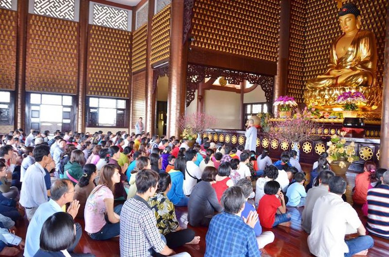 Người dân đi chùa cầu an, làm việc thiện trong ngày Rằm tháng Giêng để tích đức, cầu phúc