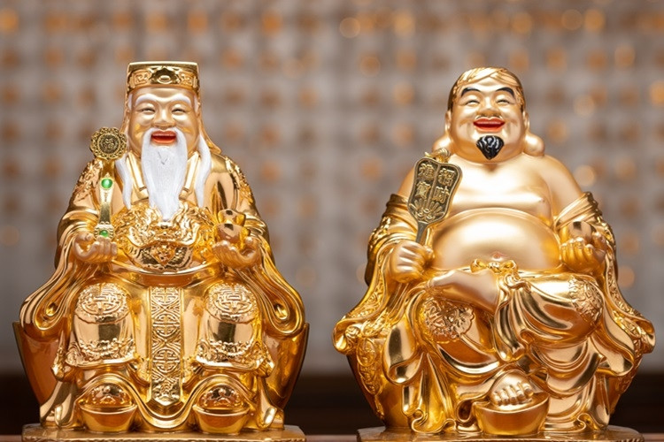 Người đàn ông xem điện thoại hiển thị số 79, biểu tượng may mắn và tài lộc theo phong thủy.