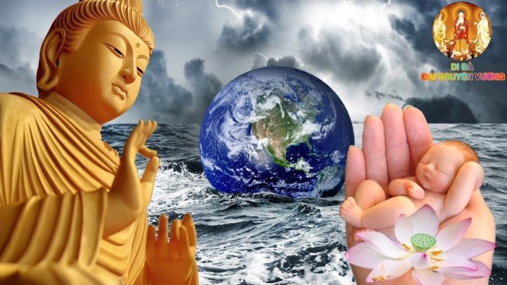 Người mẹ quỳ lạy trước bàn thờ Phật, thành tâm cầu nguyện trong nghi thức văn khấn sám hối thai nhi tại nhà.