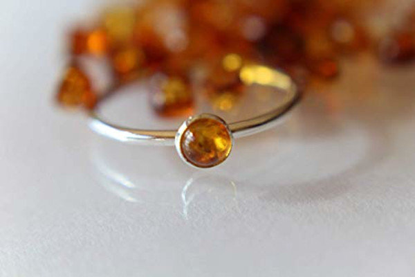 Người phụ nữ đang lựa chọn vòng hổ phách để xem hổ phách hợp mệnh gì