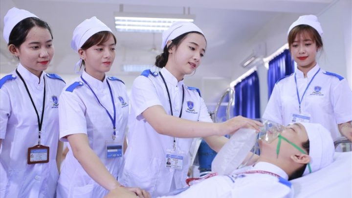 Người phụ nữ đeo vòng cổ và áo blouse trắng