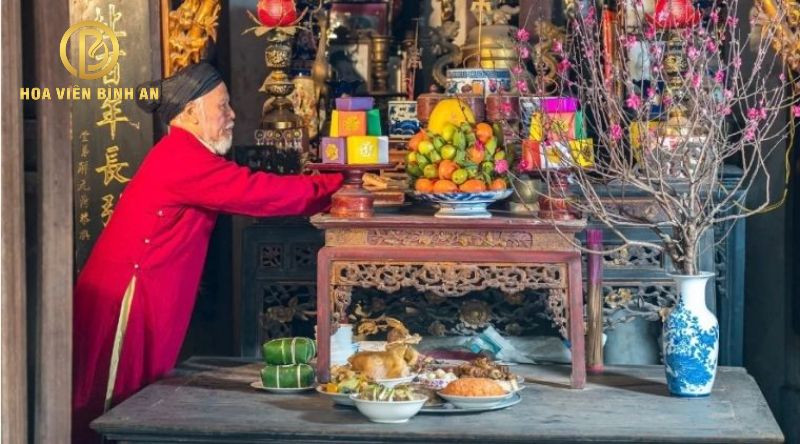 Người phụ nữ thành kính thắp hương trước bàn thờ gia tiên với bài văn khấn hóa vàng thần linh