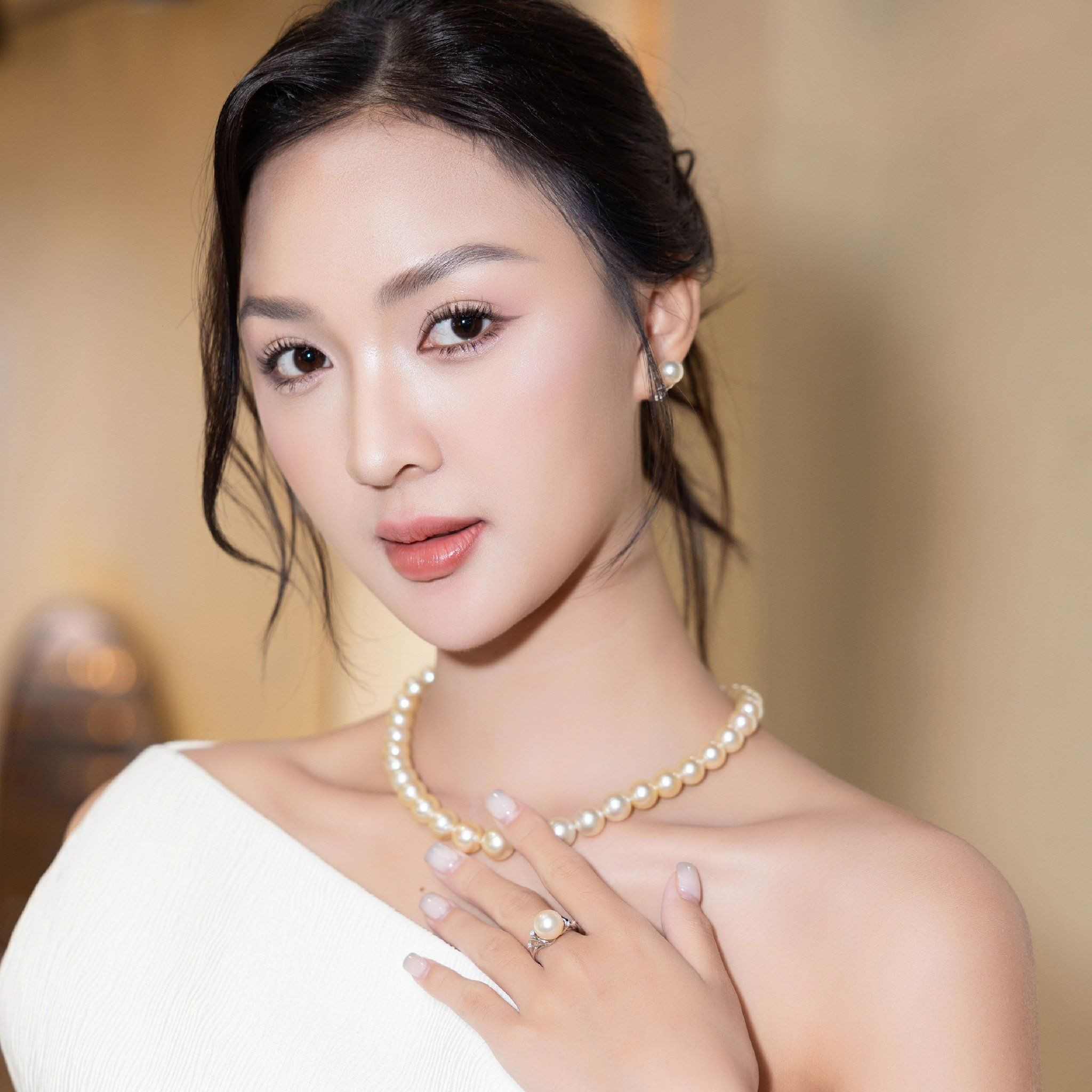 Người phụ nữ tưới cây cảnh phong thủy cho mệnh Kim