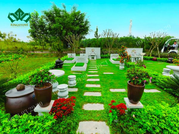 Người thân thành kính làm lễ cúng quan thần linh ngoài nghĩa trang