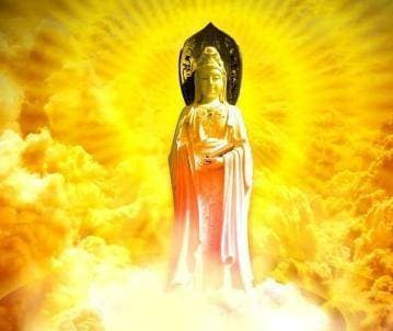 Người thành tâm thực hiện văn khấn đi chùa đầu năm tại ban Tam Bảo