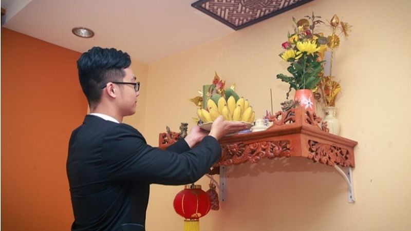 Người thực hiện tỉa chân nhang cần trang phục chỉnh tề, thể hiện lòng thành kính