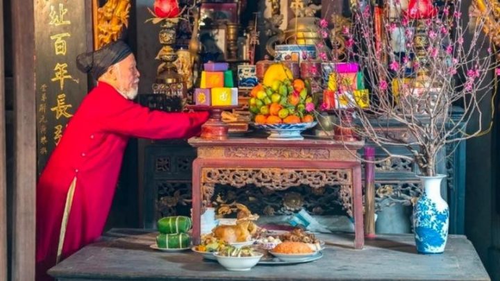 Người xưa cúng văn khấn di chuyển bàn thờ trong nhà để báo cáo thần linh