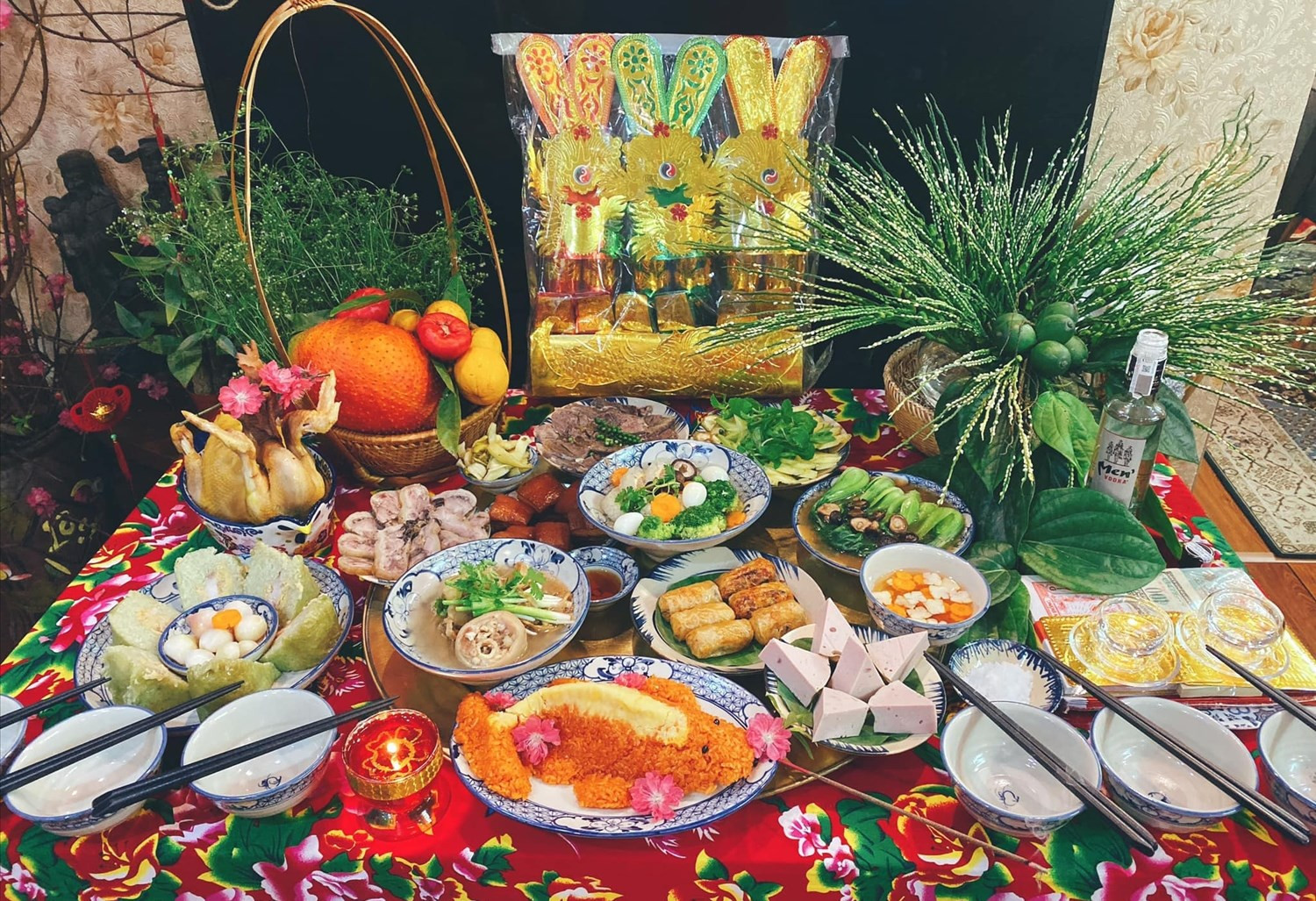 Những lễ vật cúng ông Công ông Táo được bày biện trang trọng, tượng trưng cho lòng biết ơn và mong cầu may mắn