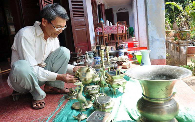 Nước ấm từ thảo dược hoặc rượu trắng dùng để lau dọn đồ thờ cúng bằng đồng