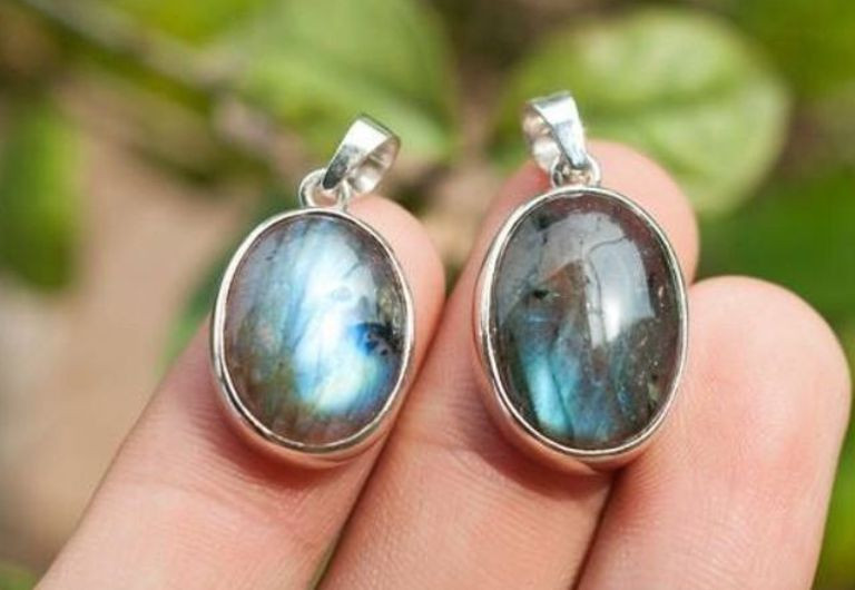 Phân biệt đá labradorite thật giả bằng cách kiểm tra hiệu ứng quang học đặc trưng.