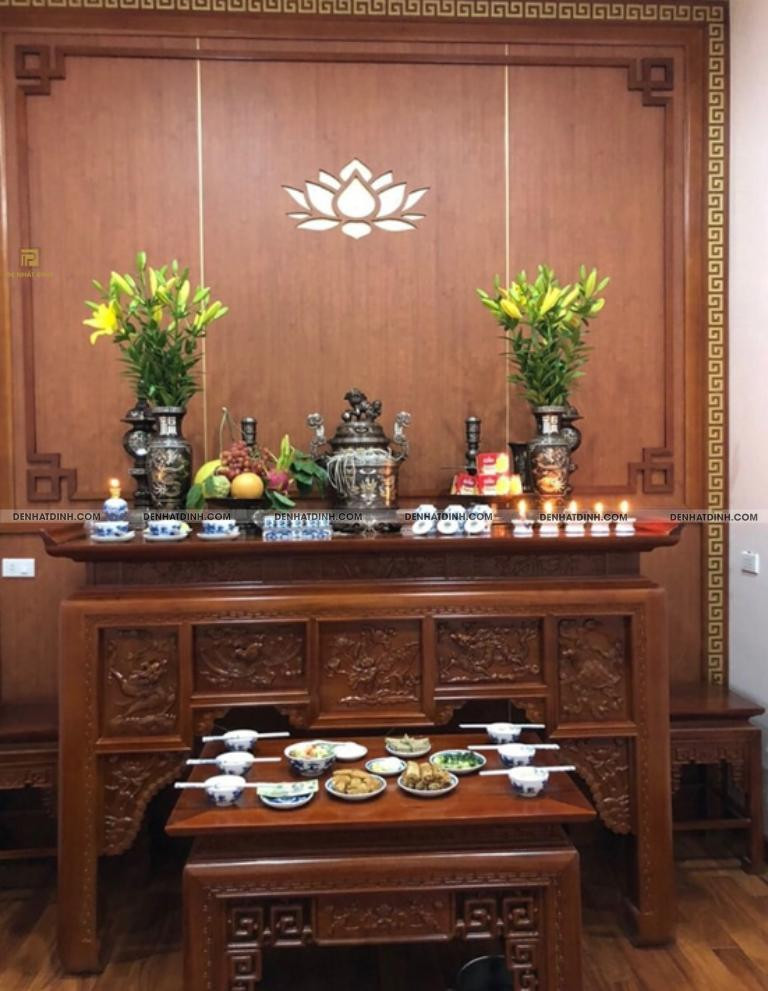 Phật tử thành tâm dâng hương và văn khấn gia tiên vào Rằm tháng Bảy