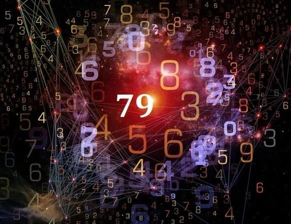 Phụ nữ đang nhìn vào màn hình điện thoại với con số 79, đại diện cho vận may và sự thịnh vượng.