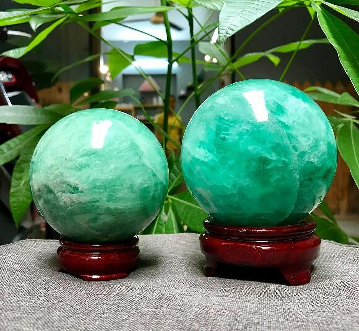 Quả cầu đá Fluorit màu xanh lục, biểu tượng của sự may mắn và năng lượng tích cực cho nữ mạng tuổi 1967 mệnh Thủy.
