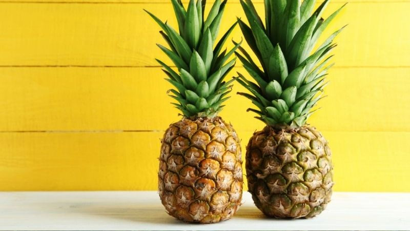 Quả dứa vàng ươm, mang ý nghĩa may mắn và giàu có cho mâm hoa quả cúng Rằm.