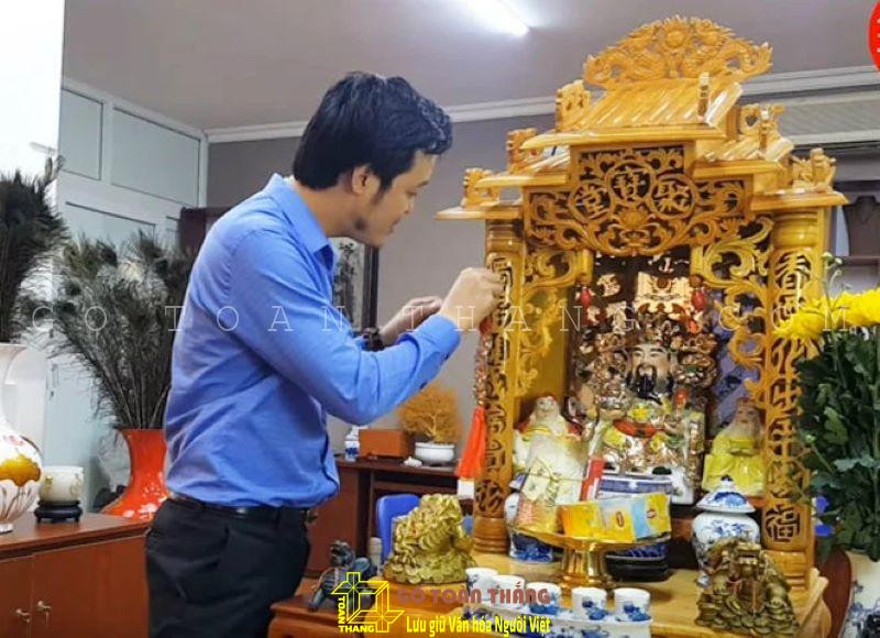 Rút chân nhang bàn thờ Thần Tài Ông Địa cần thực hiện đúng nghi thức