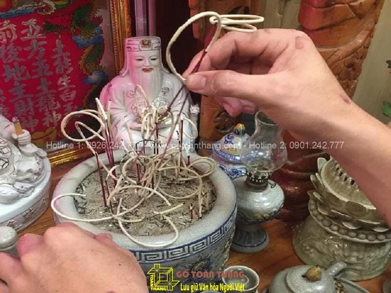 Rút chân nhang bát hương khi quá đầy để đảm bảo sự thanh tịnh cho bàn thờ