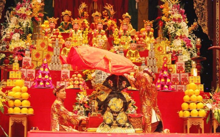 Tam Tòa Thánh Mẫu trong tín ngưỡng dân gian Việt Nam, đại diện cho quyền năng tự nhiên.