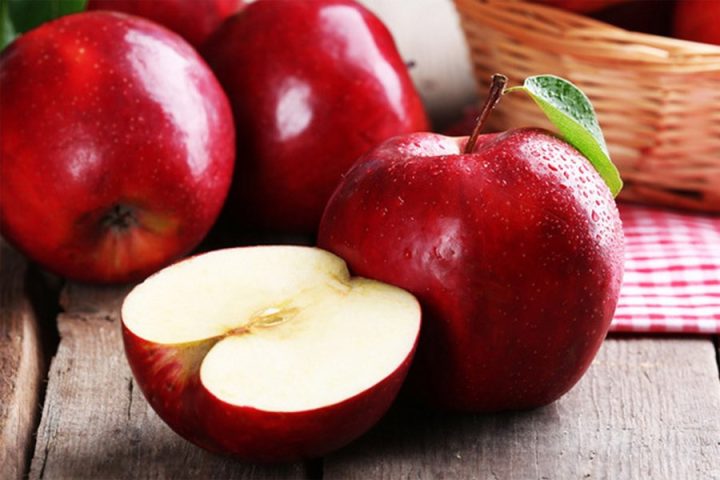 Táo đỏ tươi mọng trên mâm cúng Ông Địa Thần Tài, biểu tượng của phú quý và bình an.