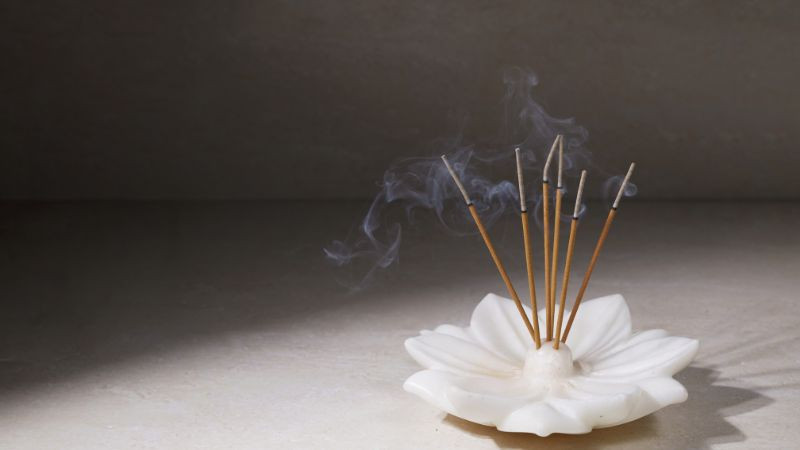 Thắp ba nén hương trên bàn thờ là số lượng phổ biến khi cúng rằm tháng 5 để cầu bình an