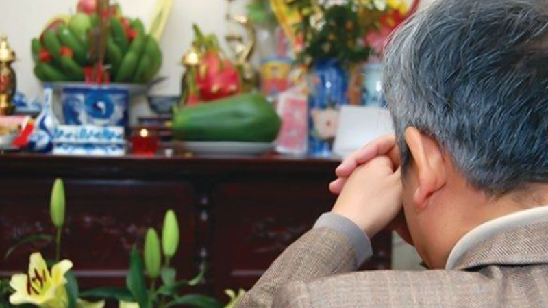 Thắp hương sau khi hoàn tất tỉa chân nhang, báo cáo tổ tiên và thần linh đã bao sái