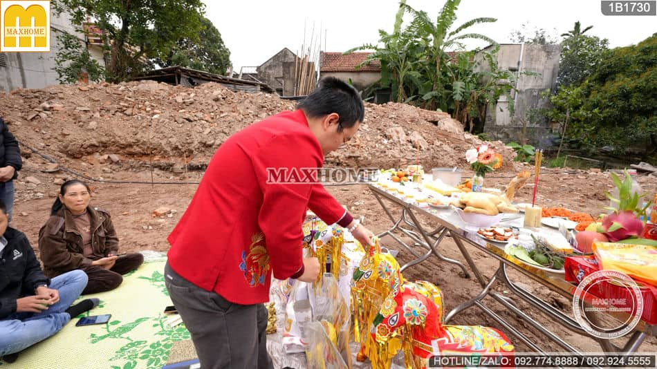 Thầy cúng chuẩn bị lễ vật để thực hiện nghi lễ động thổ
