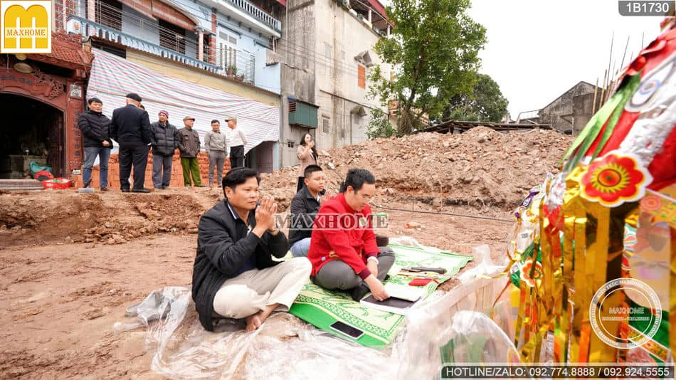 Thầy phong thủy đang xem xét vị trí để thực hiện nghi lễ