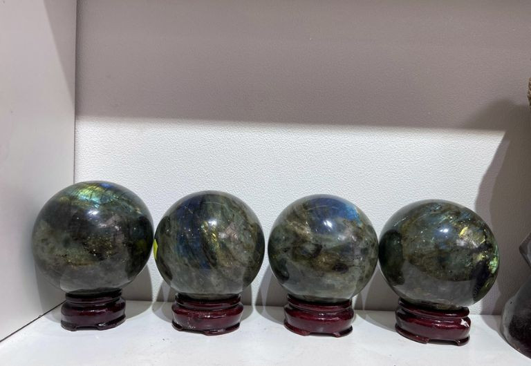 Thiền định cùng viên đá labradorite để tăng cường năng lượng và sự tập trung.