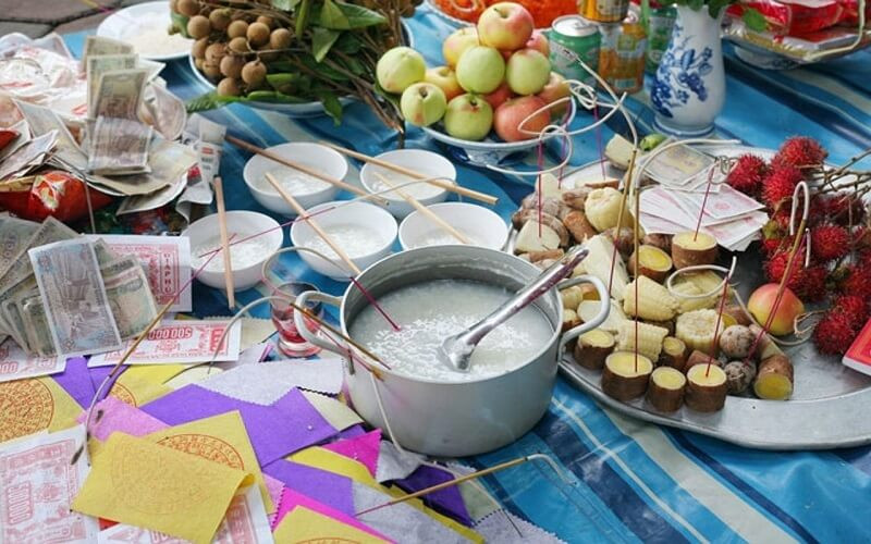 Thời điểm cúng cô hồn ngoài trời tốt nhất là chiều tối khi âm khí vượng