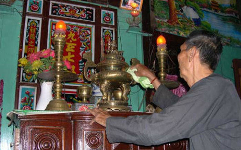 Thực hiện lau dọn bàn thờ theo trình tự từ trên xuống dưới một cách cẩn trọng